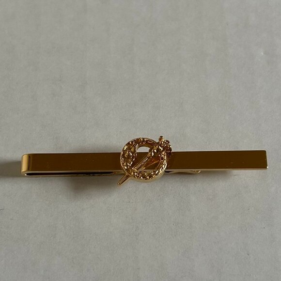 Gold tone tie clip with Celtic Sword design in original green hinged box - Picture 2 of 12